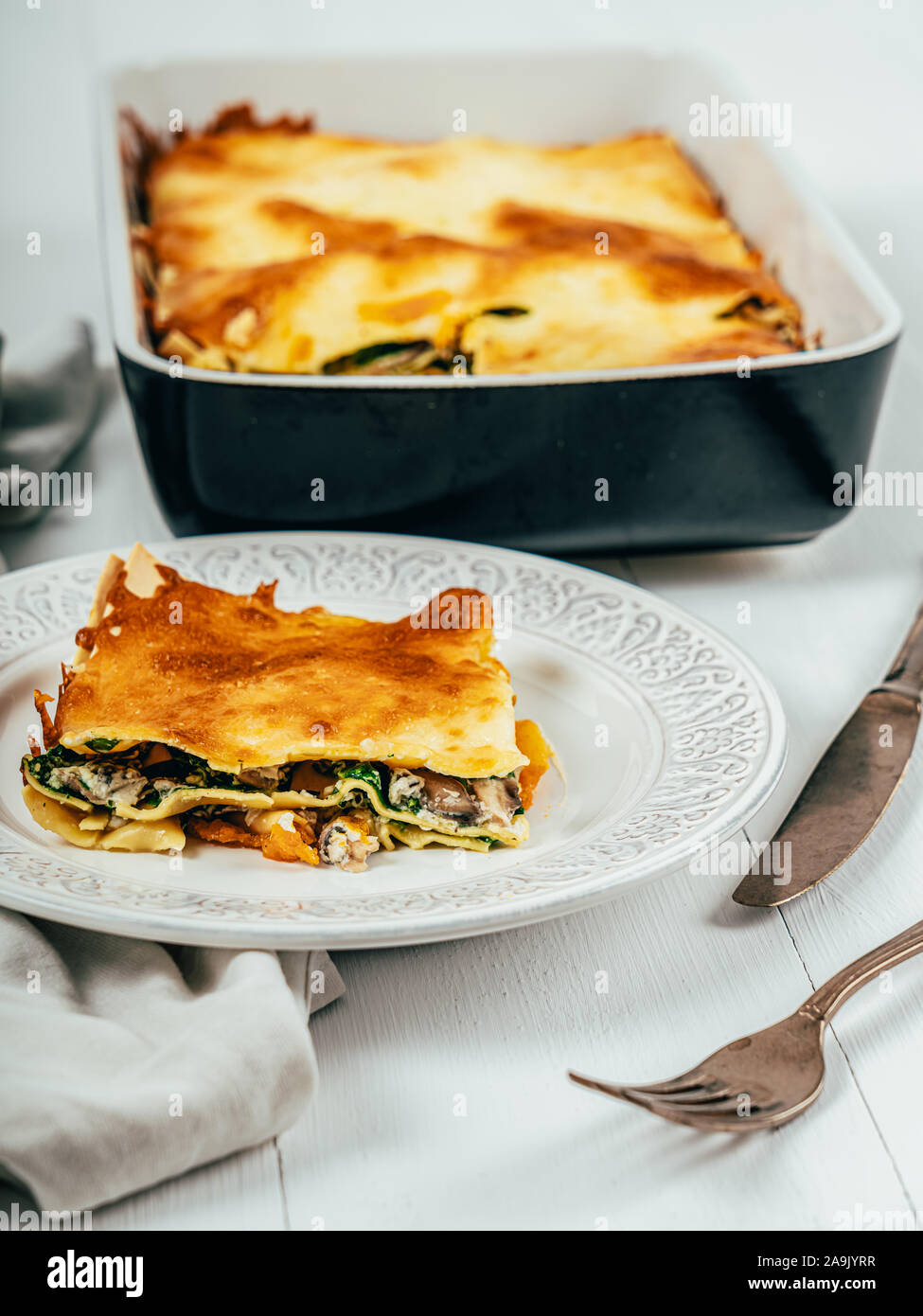 Lasagne Fach Backen mit Butternut Squash, Spinat, Ricotta Käse und Mozzarella Stockfoto