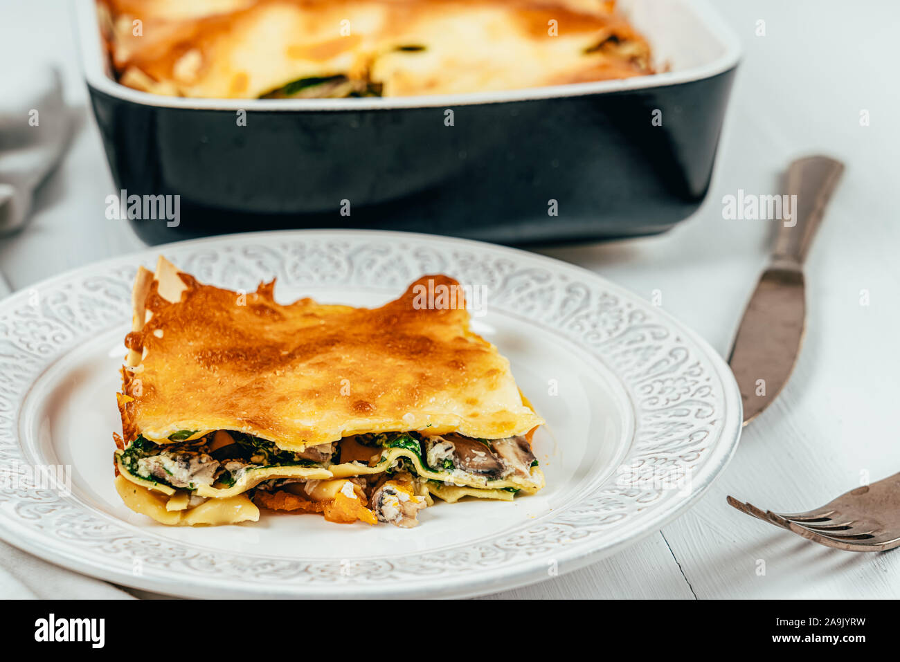 Lasagne Fach Backen mit Butternut Squash, Spinat, Ricotta Käse und Mozzarella Stockfoto