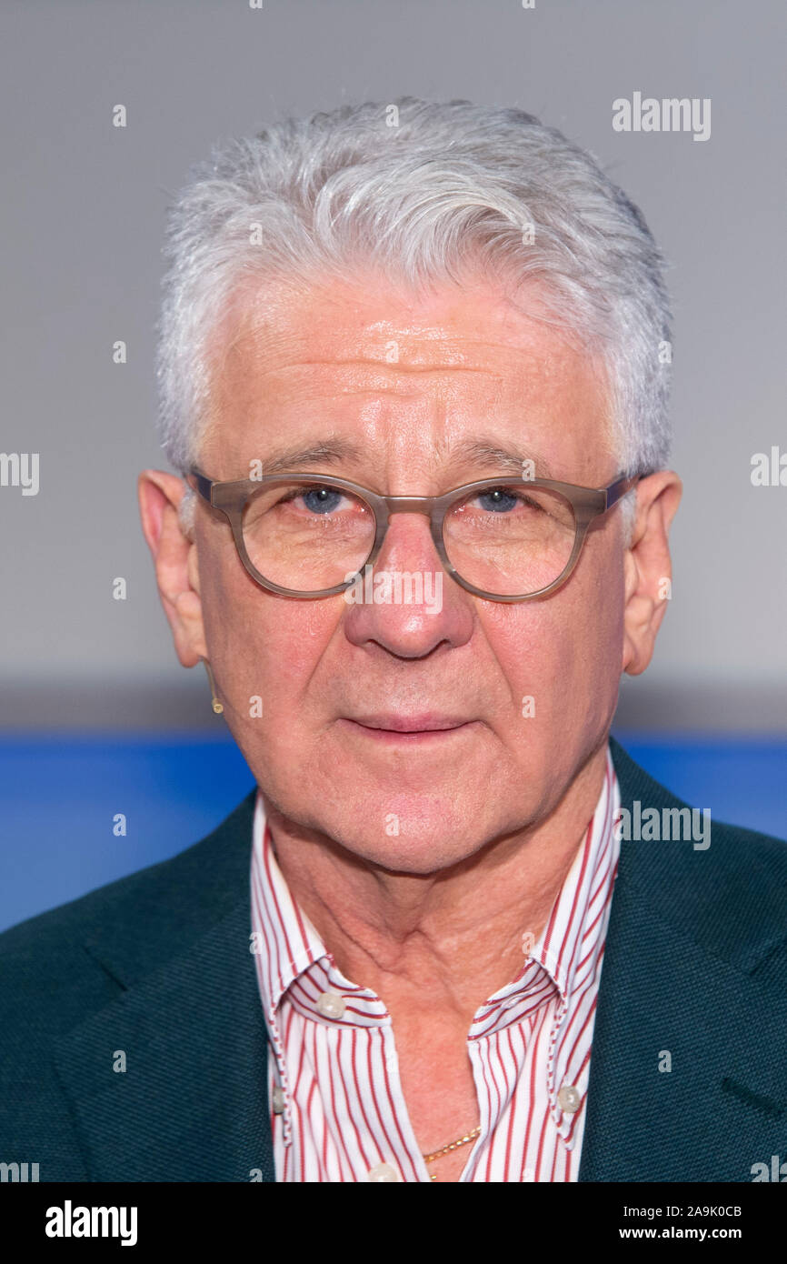 Marcel Reif, Sportkommentator, Porträt, Porträt, Porträt, 7/8-Einzelbild, einzigen Motiv, "aischberger. die Woche', Talkshow, WDR/ARD, 13.11.2019. | Verwendung weltweit Stockfoto