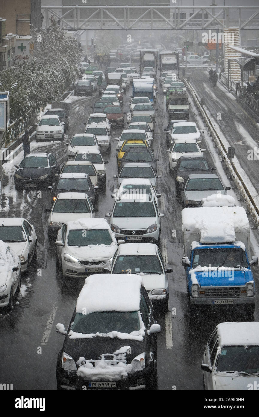 Teheran, Iran. 16 Nov, 2019. Ein Bild am 16. November 2019 berücksichtigt, zeigt Straßen im Schnee in der iranischen Hauptstadt Teheran abgedeckt. Starker Schneefall bedeckt die Straßen in Teheran am Samstag, verursacht Verkehrschaos und zwingt die Schließung von Schulen, Behörden in der iranischen Hauptstadt. Credit: rouzbeh Fouladi/ZUMA Draht/Alamy Live News Credit: ZUMA Press, Inc./Alamy leben Nachrichten Stockfoto