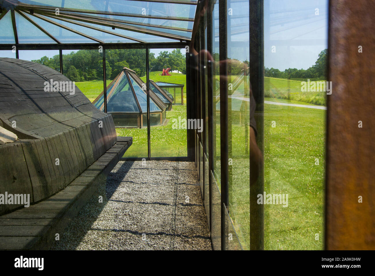 Sarkophage in Glas Häuser, von Magdalena Abakanowicz. Auf dem Rasen an Storm King Art Center, Hudsun Tal, Windsor, New York. Stockfoto