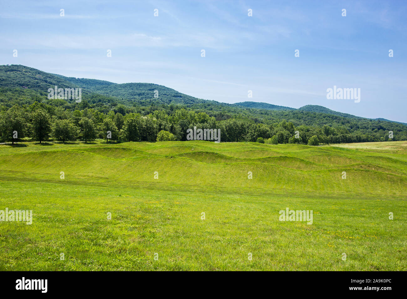 Wellenfeld von Maya Lin. Auf dem Rasen an Storm King Art Center, Hudsun Tal, Windsor, New York. Stockfoto