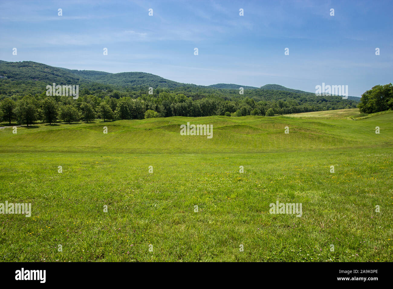 Wellenfeld von Maya Lin. Auf dem Rasen an Storm King Art Center, Hudsun Tal, Windsor, New York. Stockfoto