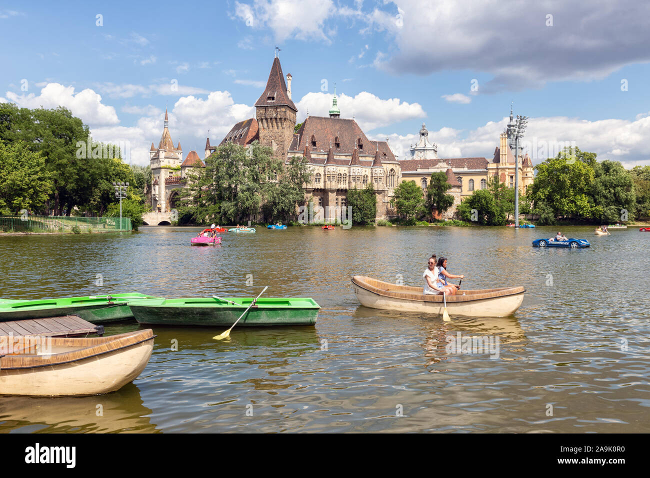 Die Burg von Vajdahunyad Budapest mit zwei jungen Mädchen in Ruderboot Stockfoto