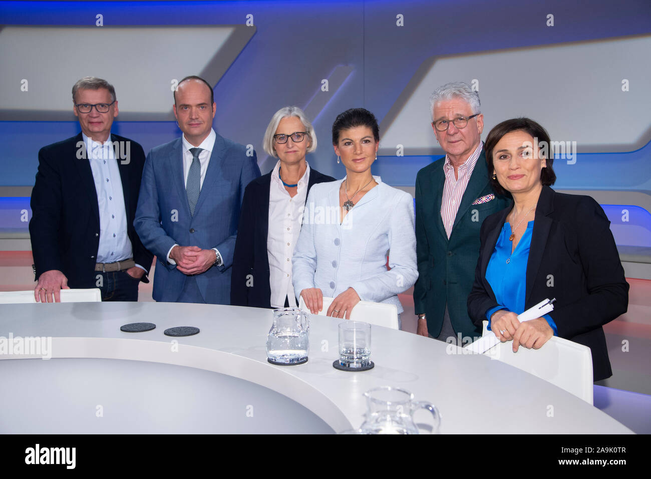 Von links: Günther Jauch, TV-Moderatorin, Robin ALEXANDER, stellvertretender Chefredakteur WELT, Christiane Hoffmann, SPIEGEL Thema, Sahra Wagenknecht, Politiker, Linke, Marcel Reif, Sportkommentator sterben, Moderatorin Sandra Maischberger, 'Maischberger. die Woche', Talkshow, WDR/ARD, 13.11.2019. | Verwendung weltweit Stockfoto