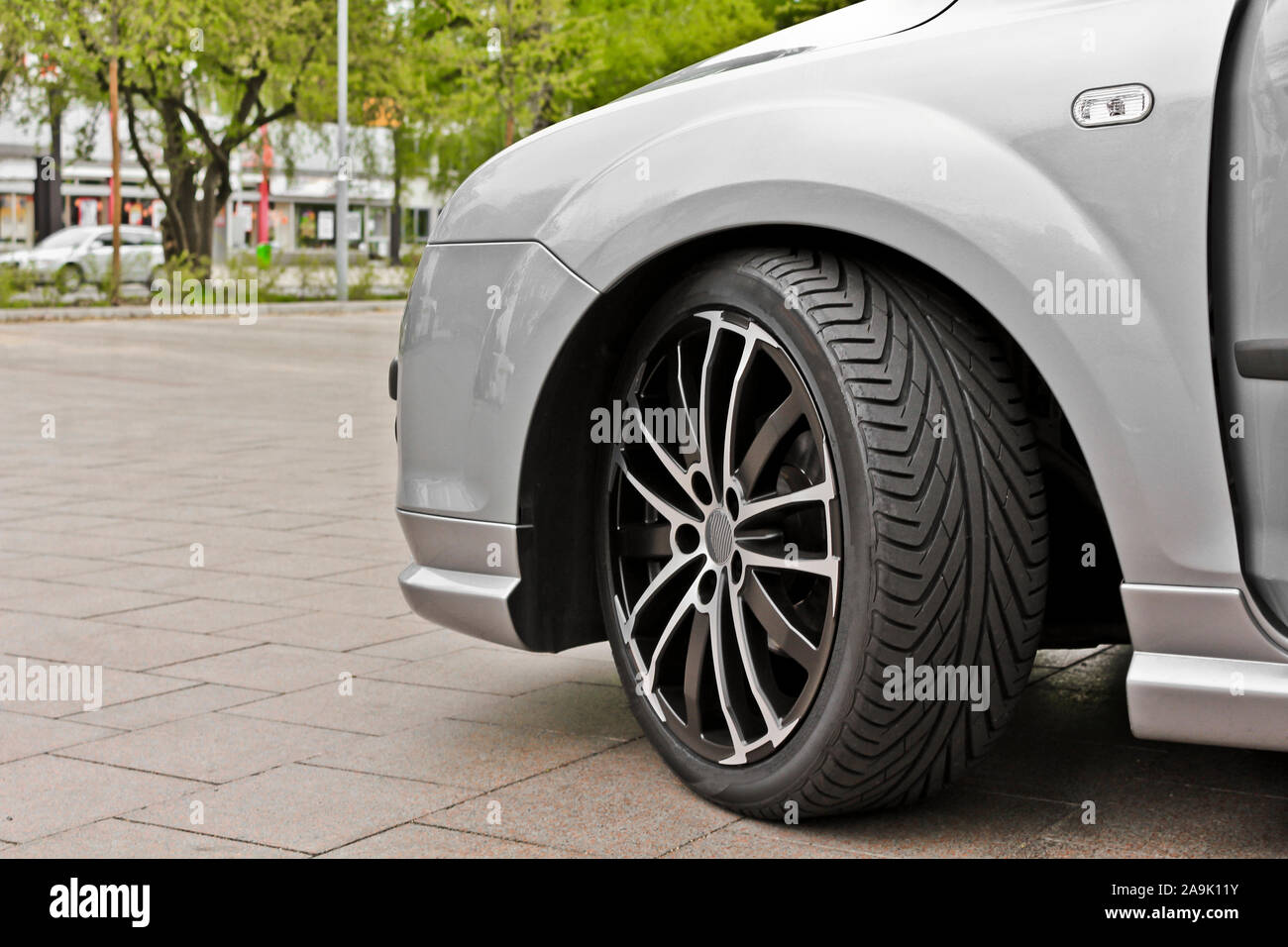 Schönes Räder und Felgen für ein sportliches Auto in grau oder silber.  Leherheide Bremerhaven, Deutschland Stockfotografie - Alamy