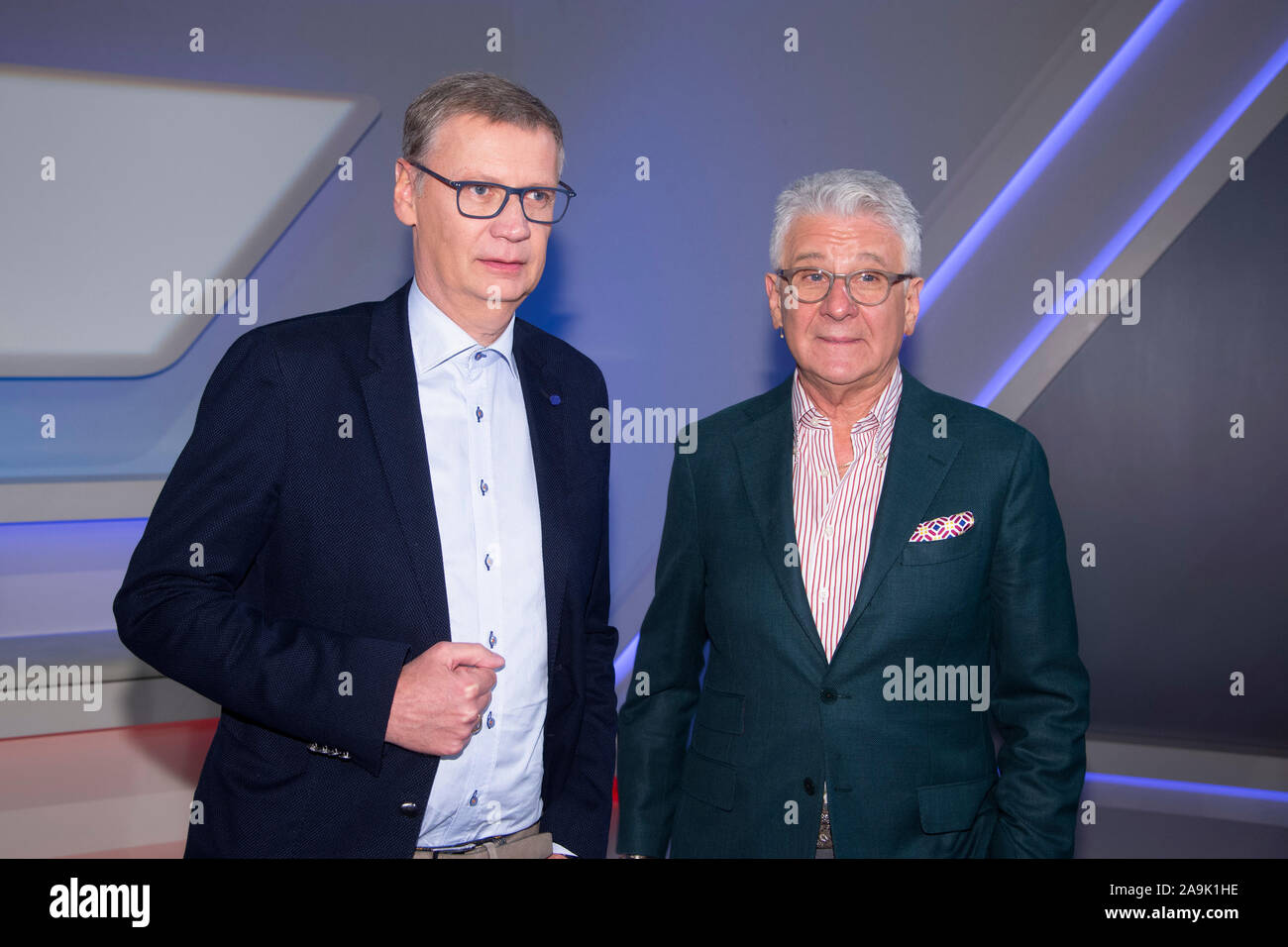 Von links: Günther Jauch, TV-Moderatorin, Marcel Reif, Sportkommentator, 'Maischberger. die Woche', Talkshow, WDR/ARD, 13.11.2019. | Verwendung weltweit Stockfoto