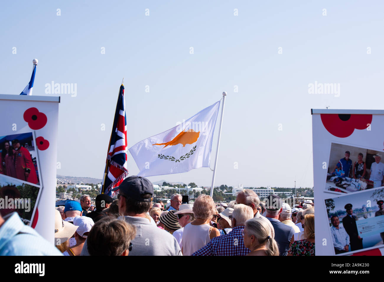 Zypriotischer Flagge vorgeführt am Tag der Parade Nummer 3928 Stockfoto