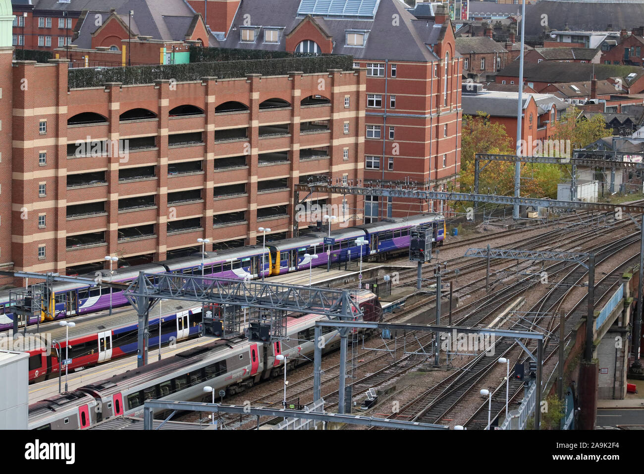 Nord- und Cross Country wwu, Voyager und Pacer Züge auf Plattformen im Bahnhof Leeds an der östlichen Seite der Bahnhof von oben gesehen. Stockfoto