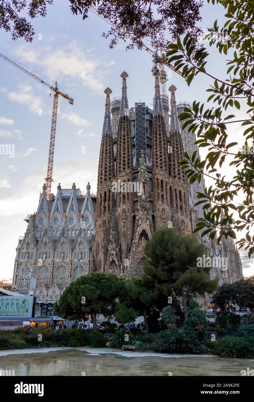 Wide Angle Shot der katholischen Kirche La Sagrada Familia in Barcelona. Natürliche Farben. Stockfoto