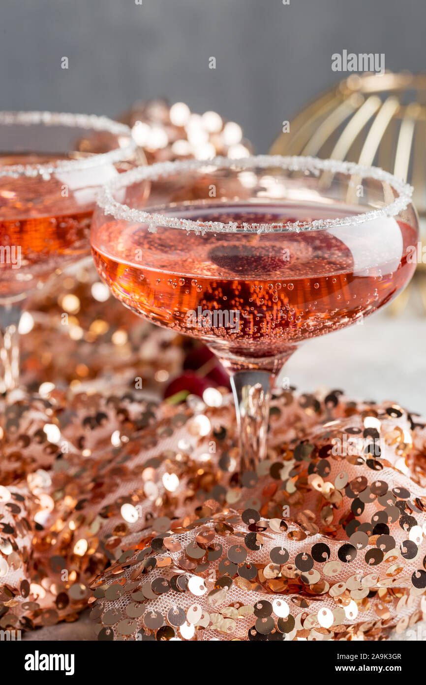 Rosa Champagner in festlicher Umgebung. Konzept der Urlaub trinken. Getränke für das Neue Jahr und Geburtstagsfeier Stockfoto