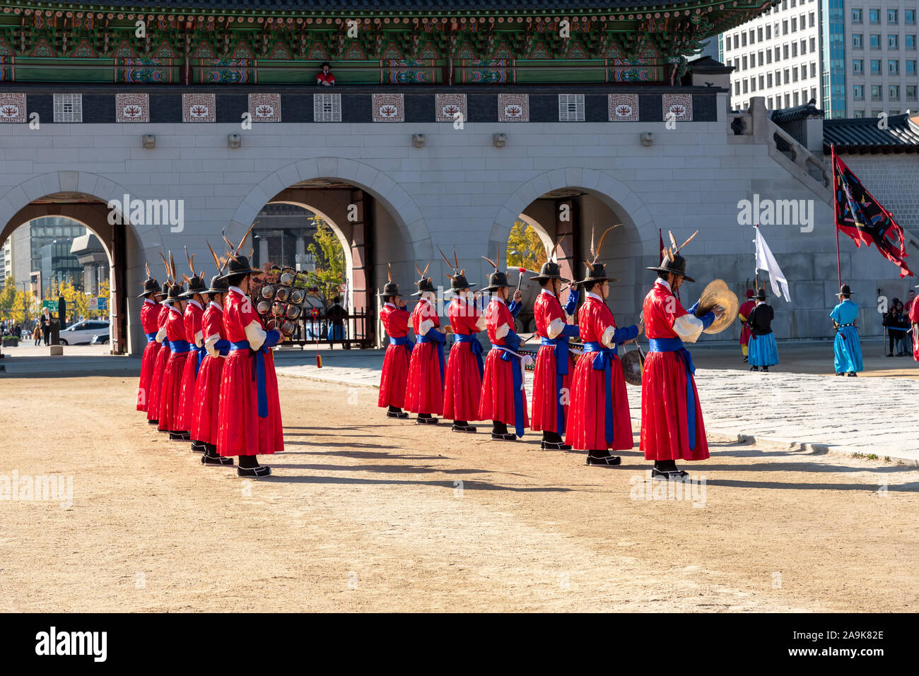 Seoul, Südkorea - November 04, 2019: Die Königliche Zeremonie Guard-Changing Gyeongbokgung Palast. Die königliche Guard-Changing Zeremonie ist eine große Chancen Stockfoto
