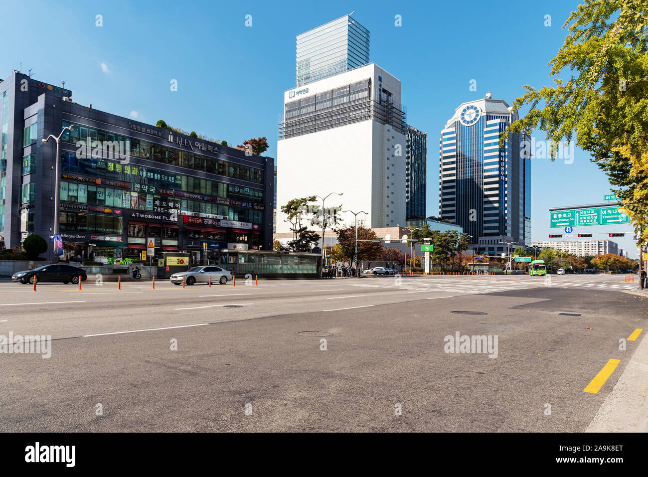 Seoul, Südkorea - November 04, 2019: Street Scene an Yeoeuido Bezirk. Es ist ein Seoul Main Finance und Investment Banking District. Stockfoto