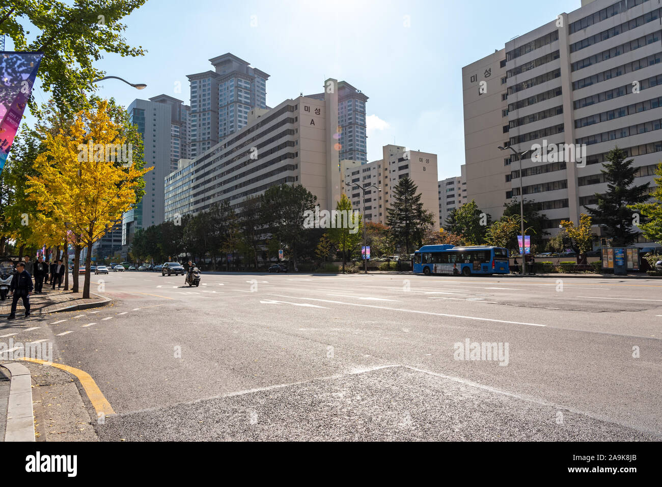 Seoul, Südkorea - November 04, 2019: Street Scene an Yeoeuido Bezirk. Es ist ein Seoul Main Finance und Investment Banking District. Stockfoto