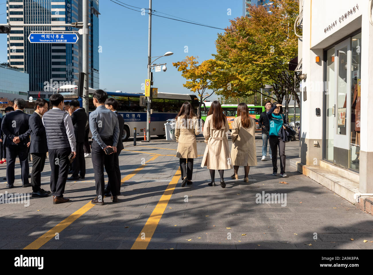Seoul, Südkorea - November 04, 2019: Street Scene an Yeoeuido Bezirk. Es ist ein Seoul Main Finance und Investment Banking District. Stockfoto