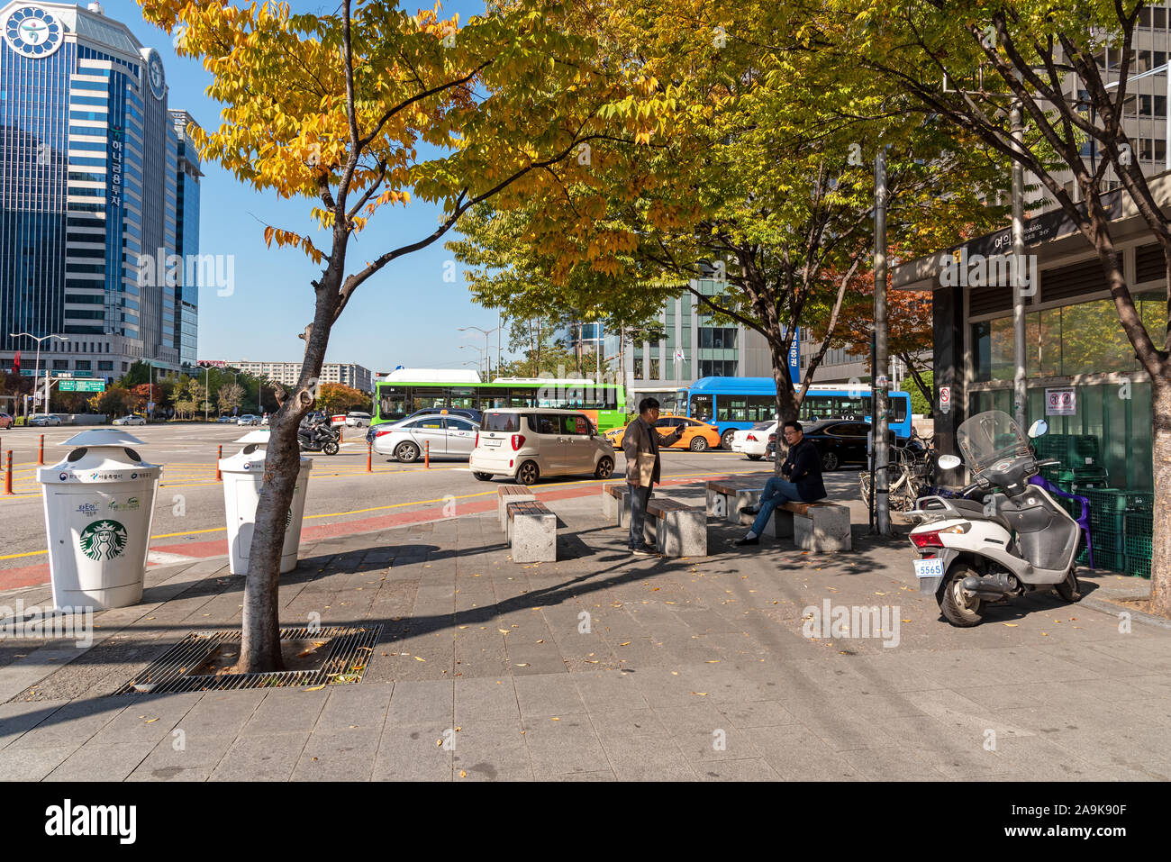 Seoul, Südkorea - November 04, 2019: Street Scene an Yeoeuido Bezirk. Es ist ein Seoul Main Finance und Investment Banking District. Stockfoto