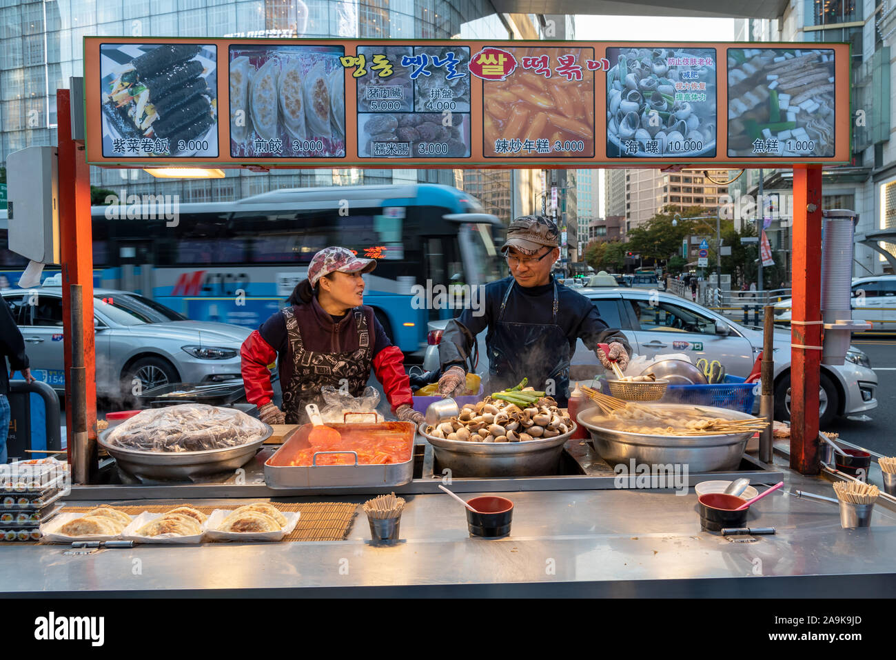 Seoul, Südkorea - November 04, 2019: Essen in Myeongdong Straße Marktstand. Myeong Dong Bezirk ist ein beliebtes Einkaufs- und Street Food Markt in S Stockfoto