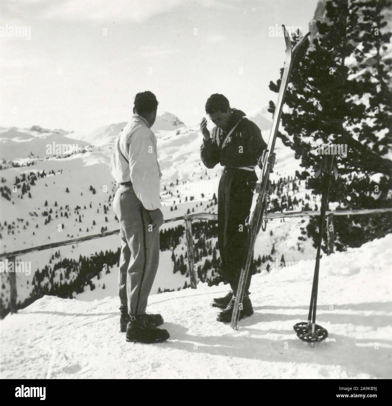 Zwei Männer mit ski Stockfoto