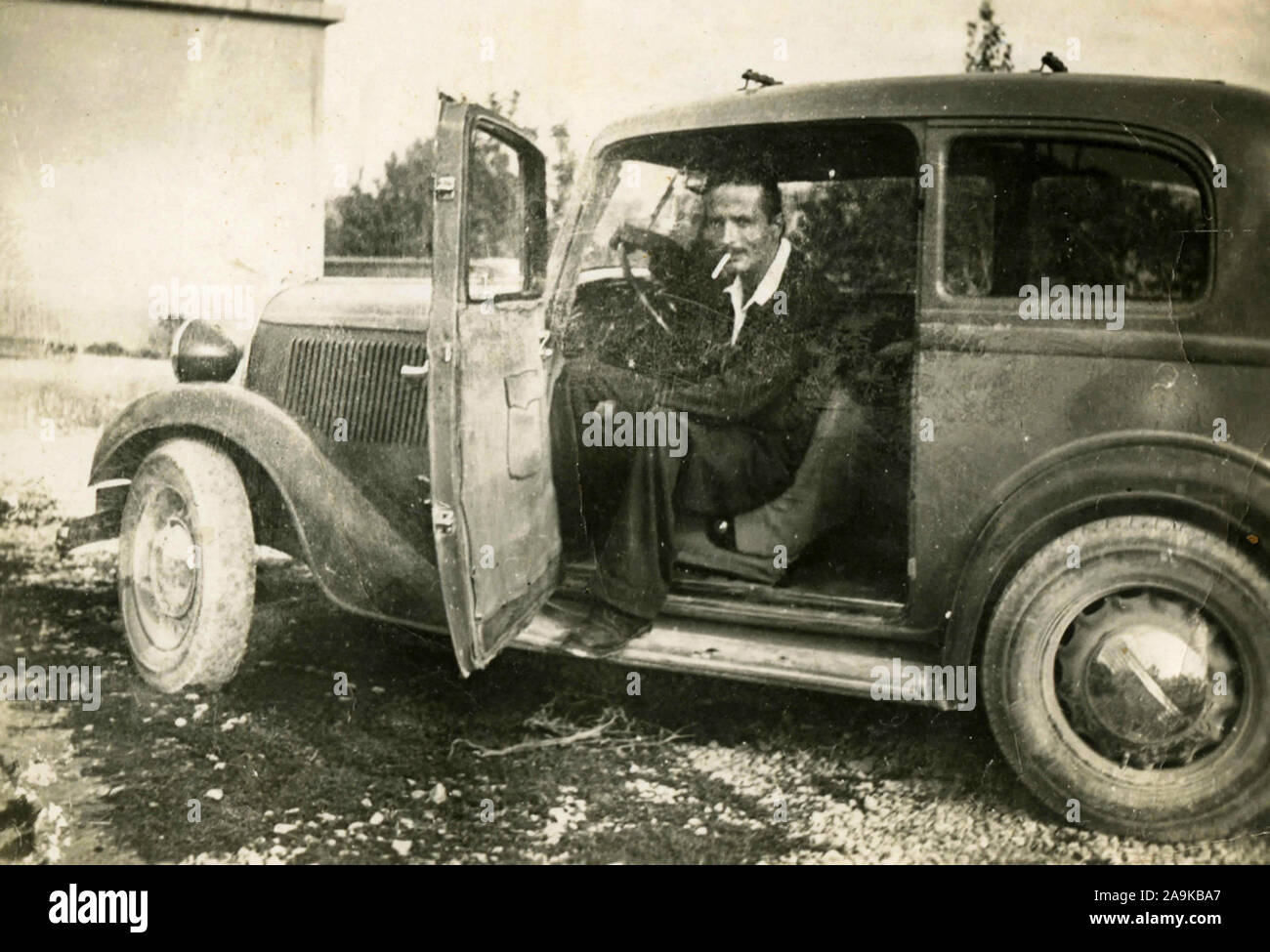 Mann in einem Auto mit offener Tür, Italien Stockfoto
