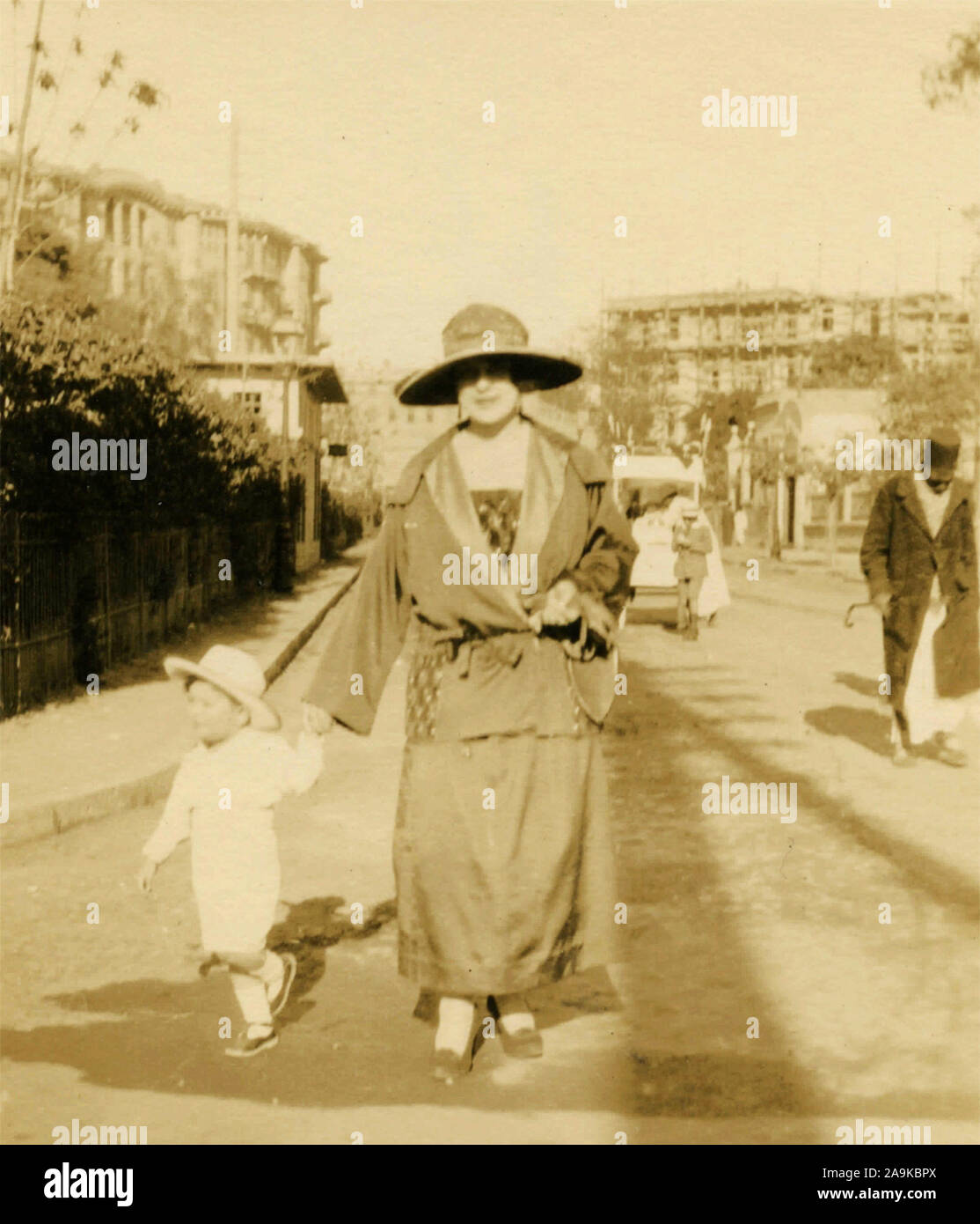 Mutter und Sohn gehen, Italien Stockfoto