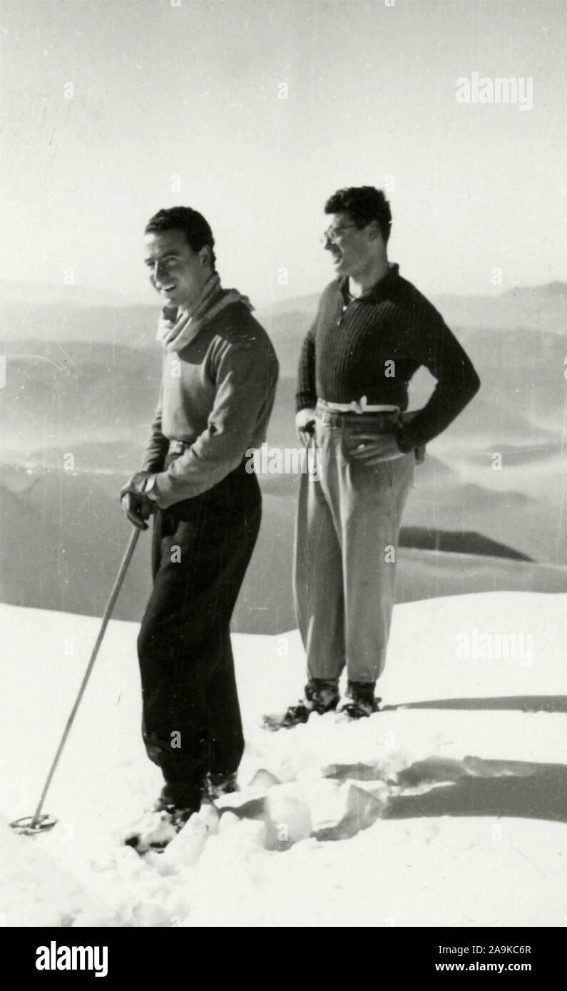 Zwei Skifahrer auf der Spur, Italien Stockfoto