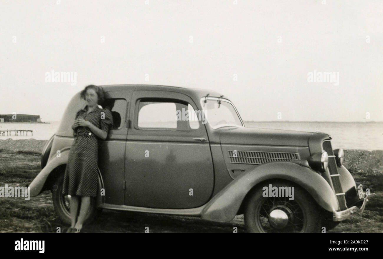 Frau, die neben dem Auto, Dänemark Stockfoto
