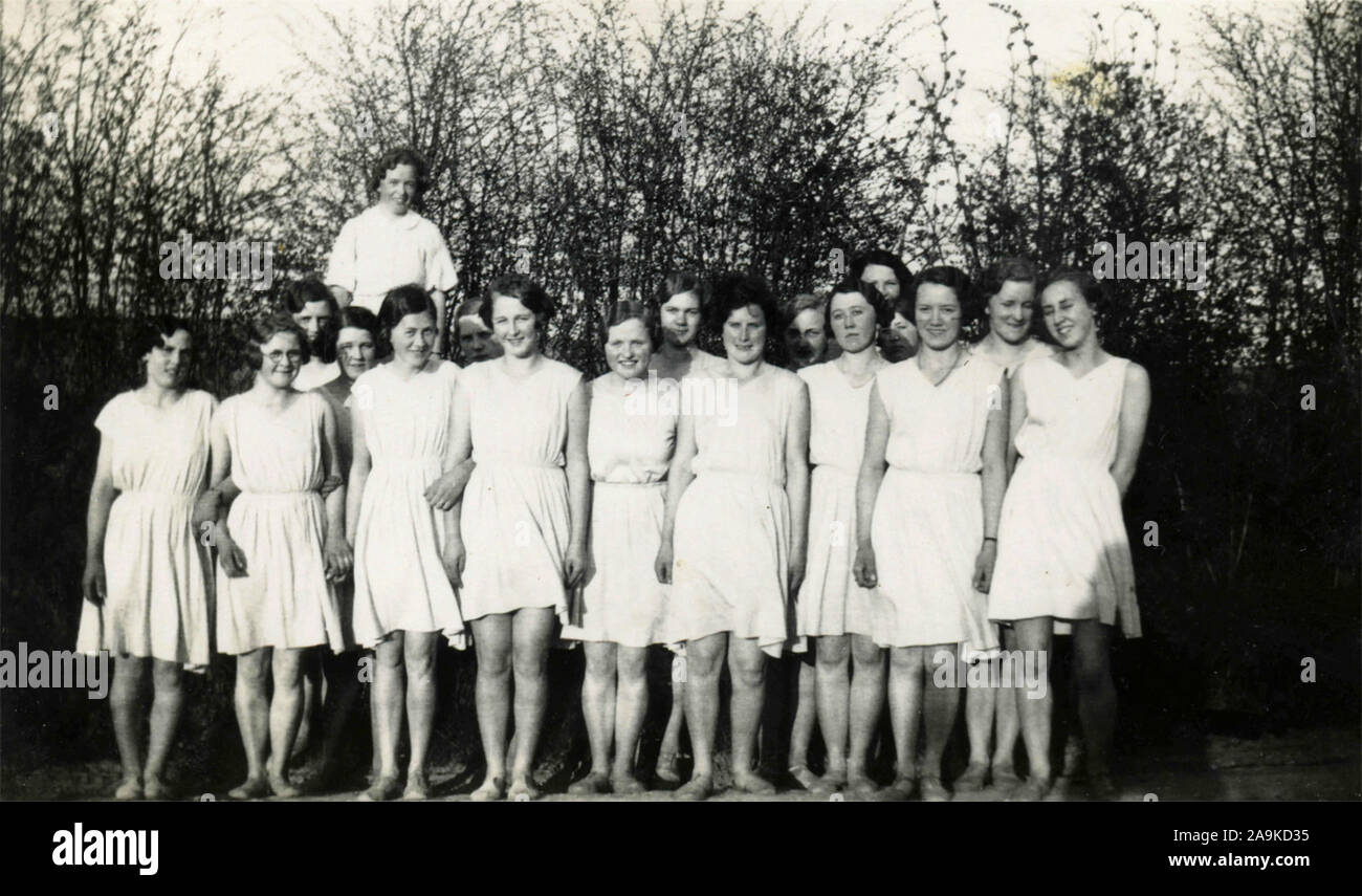 Gruppe von Mädchen in Weiß gekleidet, Dänemark Stockfoto
