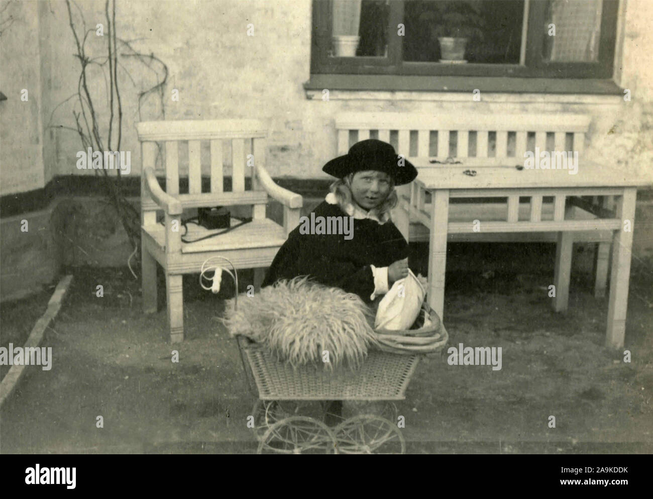 Mädchen mit schwarzen Hut und Kinderwagen, Dänemark Stockfoto