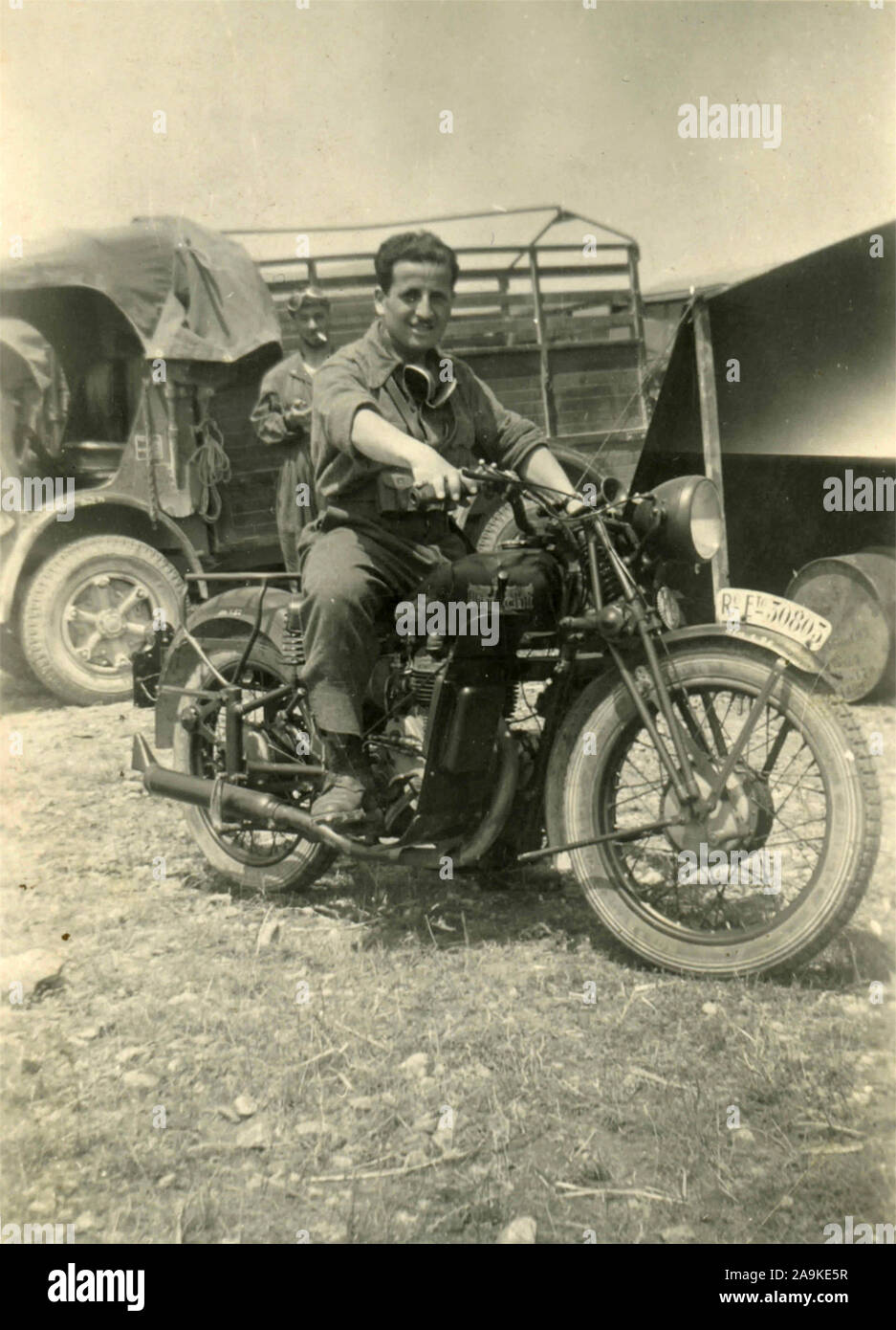 Ein Soldat, ein militärisches Motorrad Bianchi 500, Italien Stockfoto