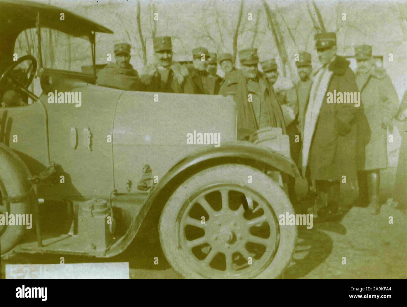 Einige Soldaten neben einem Pkw FIAT, Italien Stockfoto