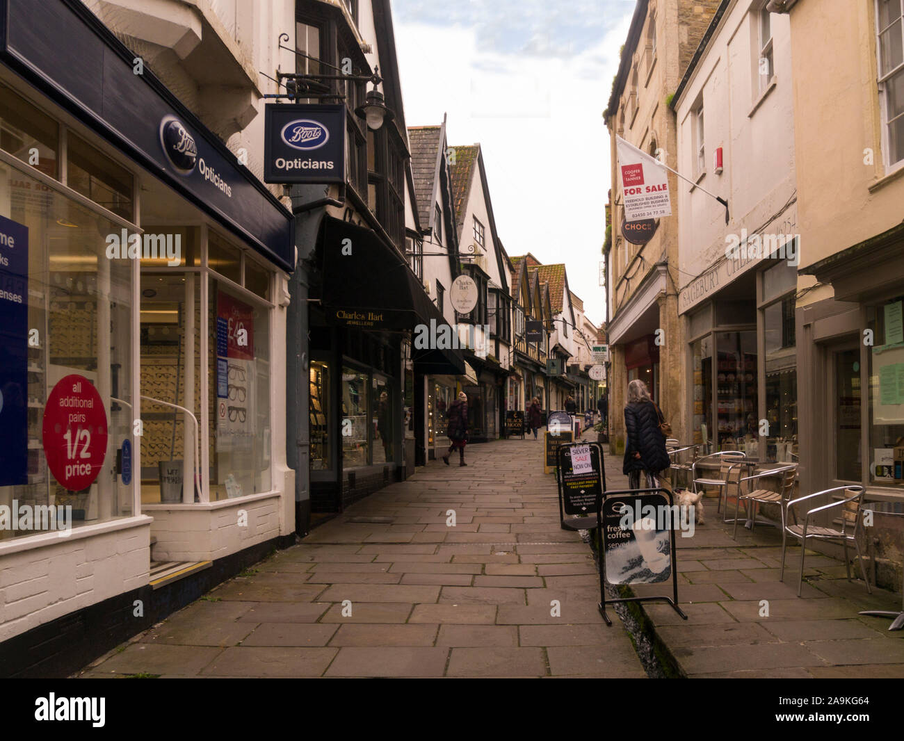 Blick auf den schmalen Fußgängerzone billig Straße im historischen Zentrum von Frome, Somerset England UK gestimmt, als einer der besten Orte in Großbritannien zu leben Stockfoto