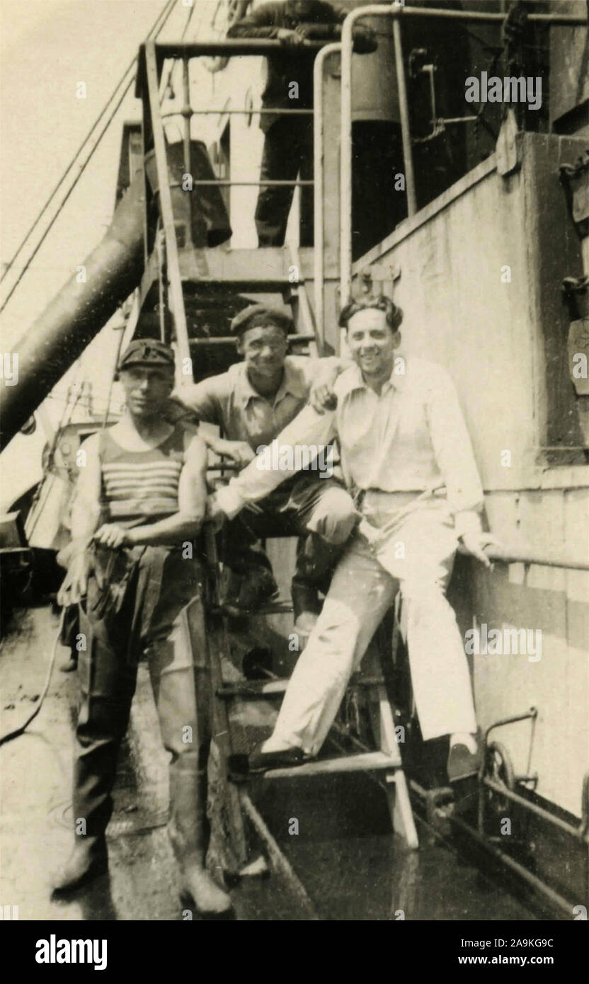 Drei zivile Segler auf dem Deck eines Schiffes, Italien Stockfoto