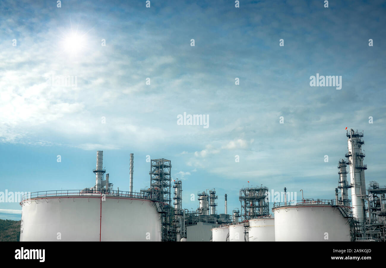 In der Nähe von Industriellen Blick auf Ölraffinerie anlage Industrie Zone mit Sunrise und bewölkter Himmel Stockfoto