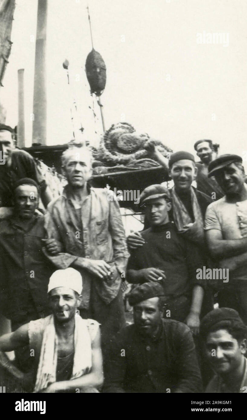 Eine Gruppe von zivilen Segler auf dem Deck eines Schiffes, Italien Stockfoto
