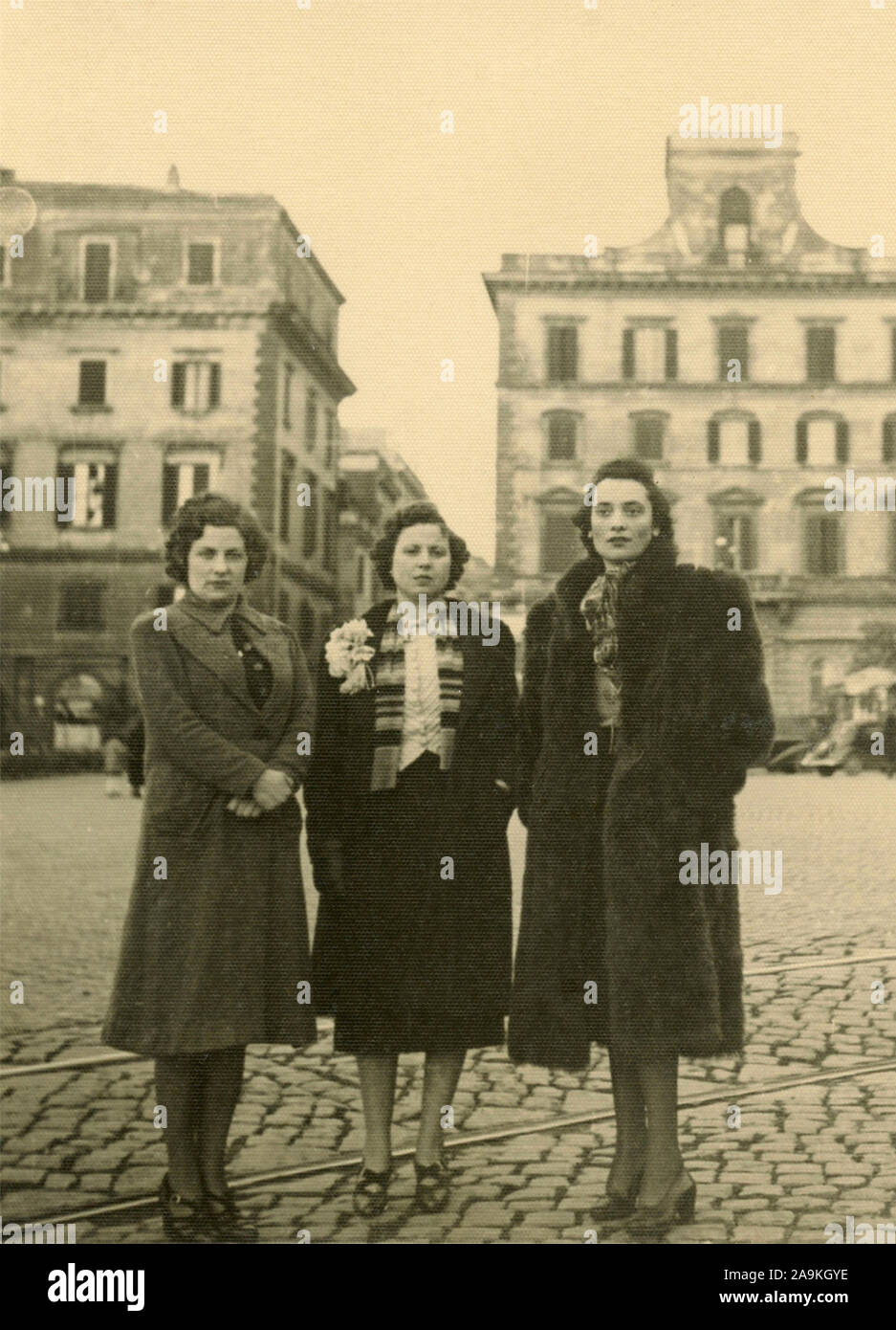 Drei Frauen mit Schichten in einem Quadrat, Rom, Italien Stockfoto