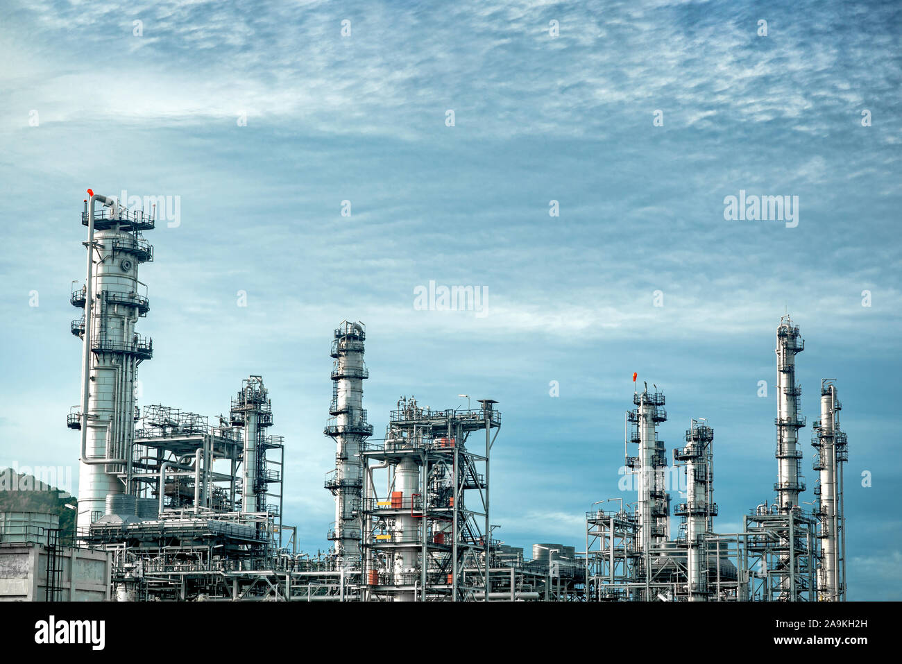 In der Nähe von Industriellen Blick auf Ölraffinerie anlage Industrie Zone mit Sunrise und bewölkter Himmel Stockfoto