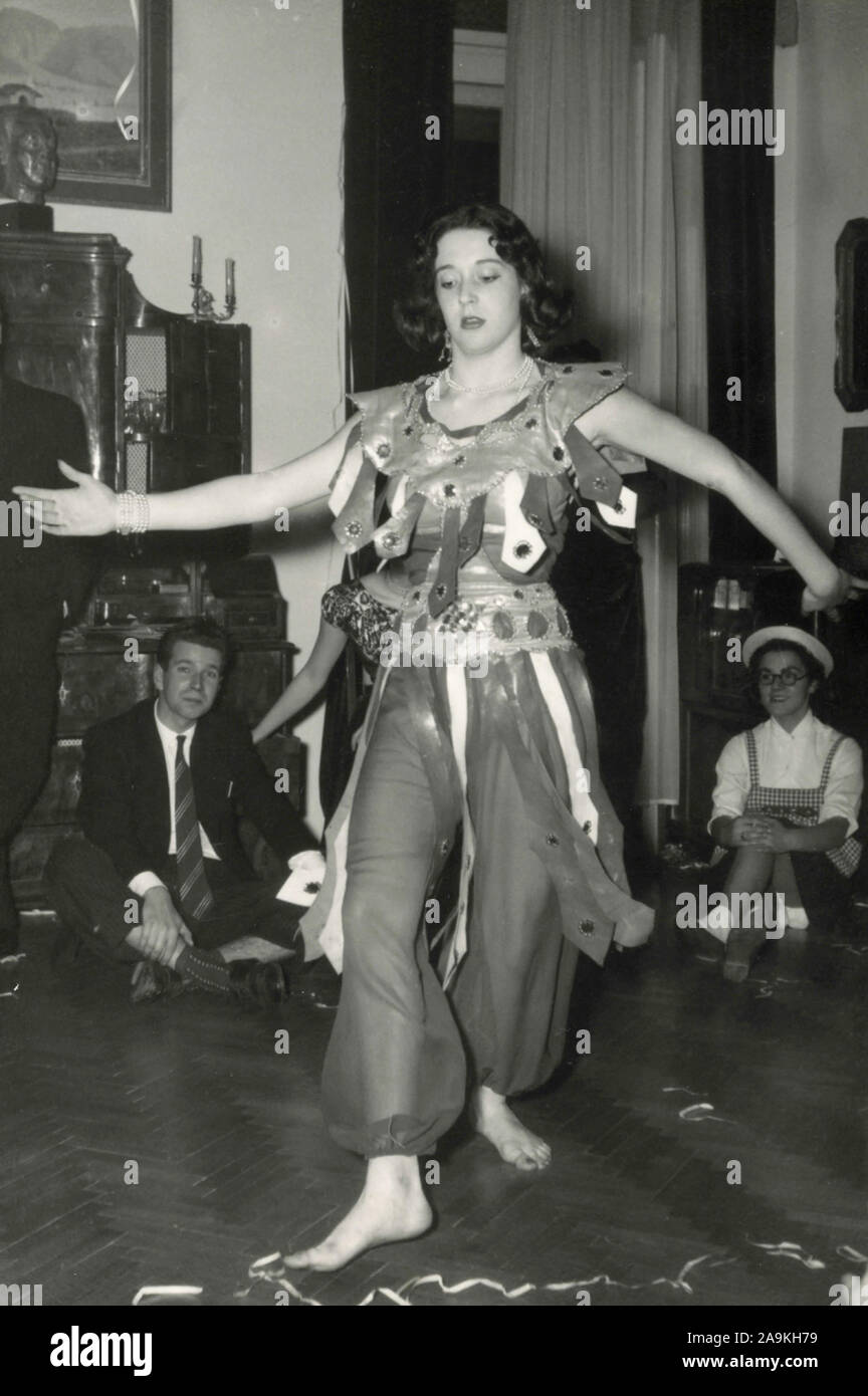 Eine Mädchen auf einem Maskenball verkleidet als Odaliske, Italien Stockfoto