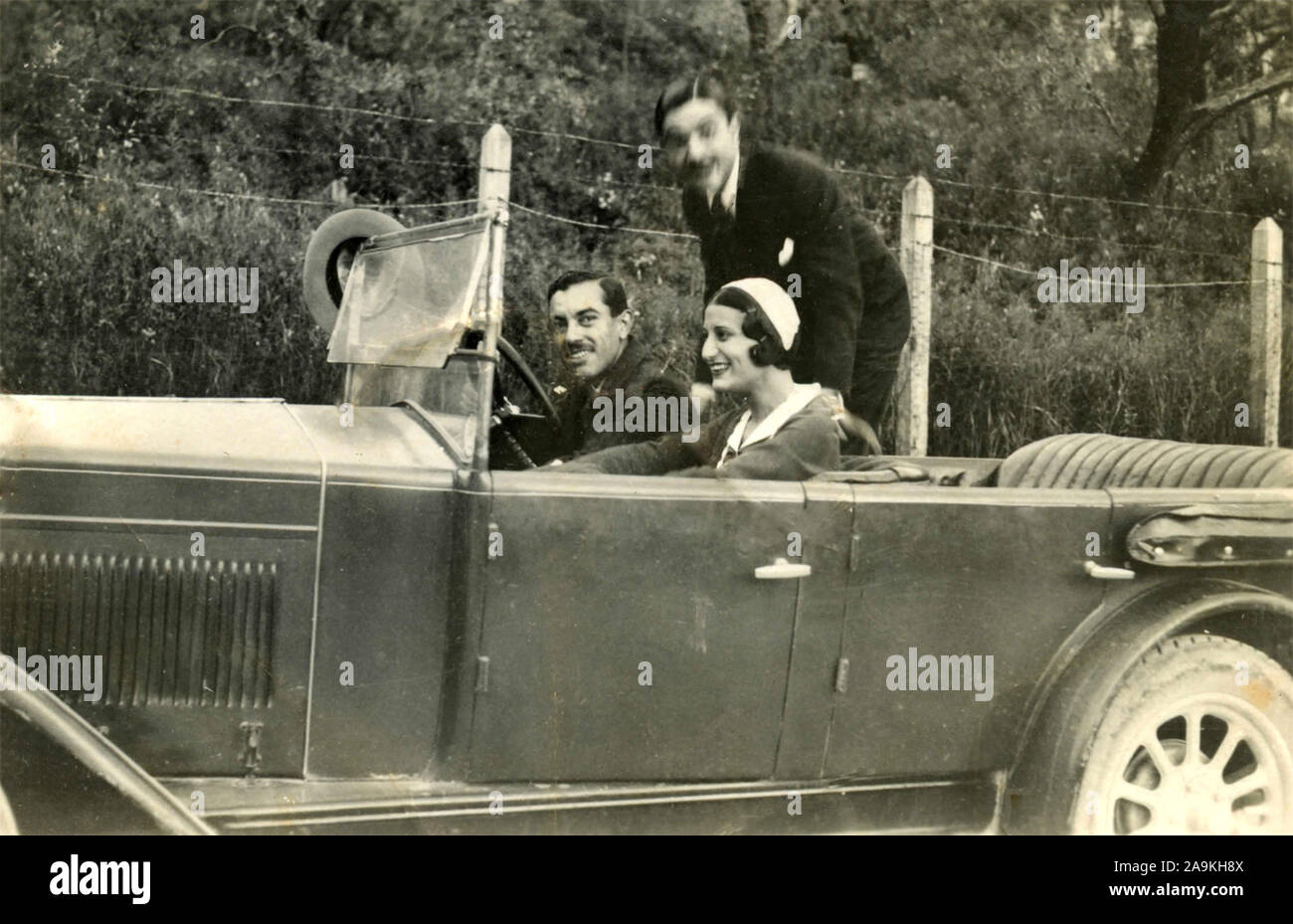 Zwei Männer und eine Frau in einem Auto Cabrio, Italien Stockfoto