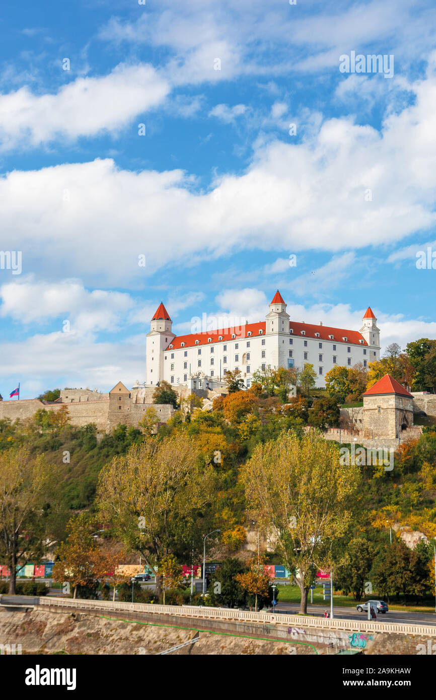 Bratislava Burg auf dem Hügel. schöne Reiseziel der Slowakei. sonnigen Herbstwetter mit flauschigen Wolken am Himmel Stockfoto