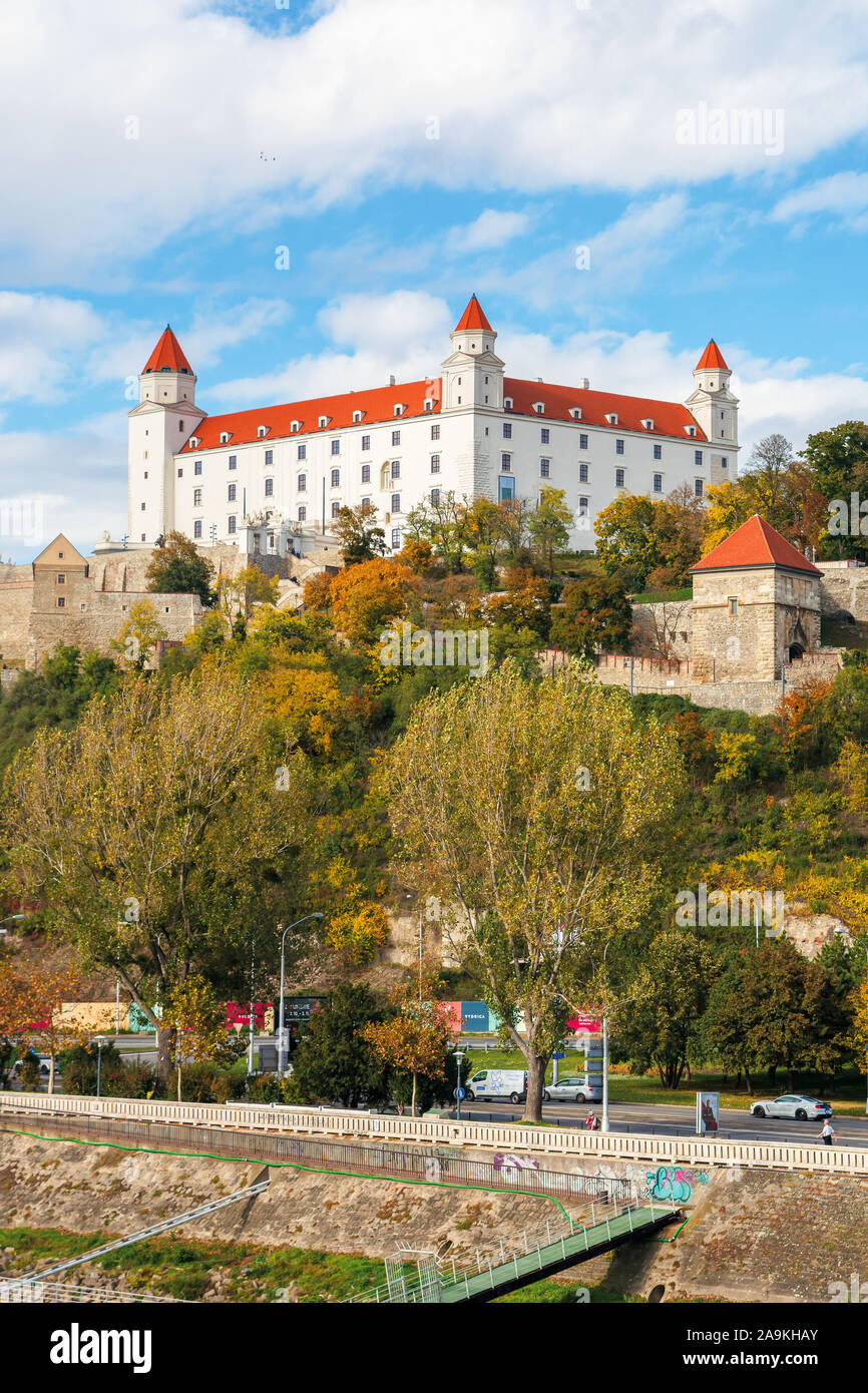 Bratislava Burg auf dem Hügel. schöne Reiseziel der Slowakei. sonniges Wetter mit Wolken am Himmel. Stockfoto
