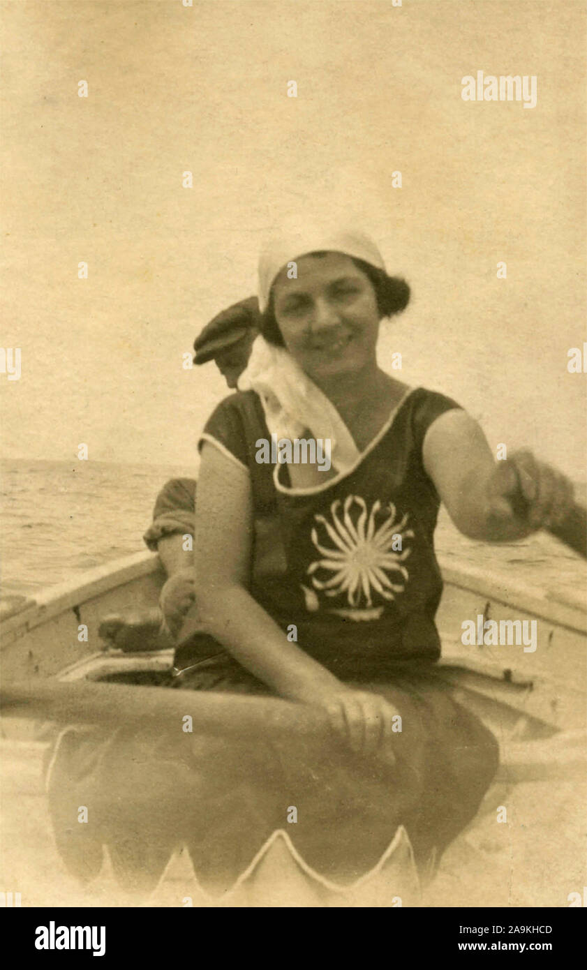 Eine Frau im Badeanzug auf einem Ruderboot, Italien Stockfoto
