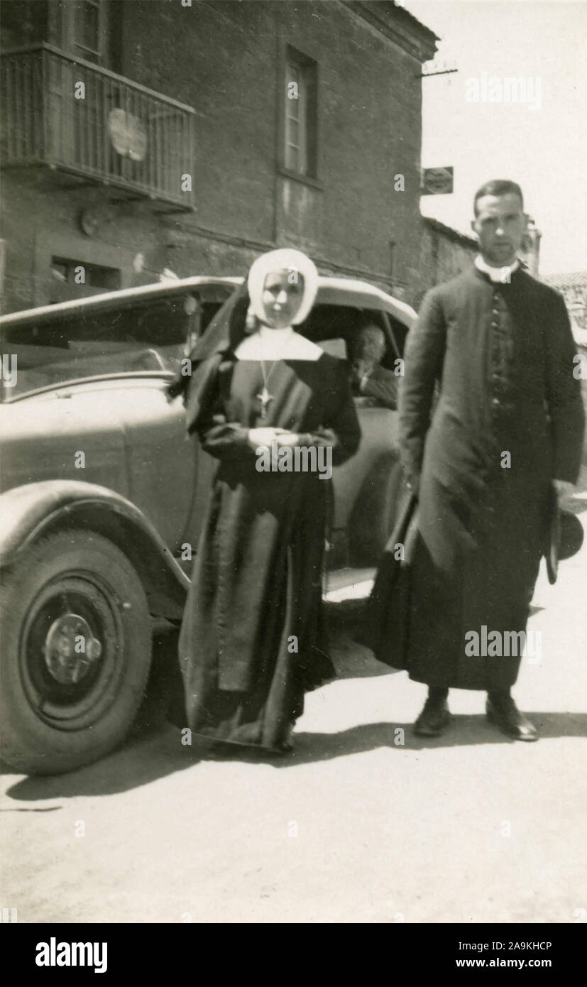 Ein Priester und eine Nonne neben einem Auto, Italien Stockfoto
