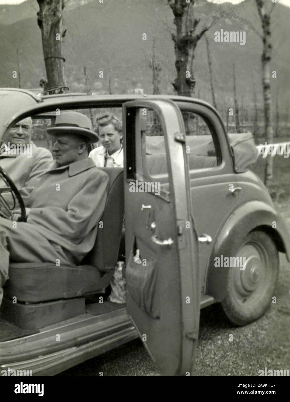 Drei Personen in einem Auto, Italien Stockfoto