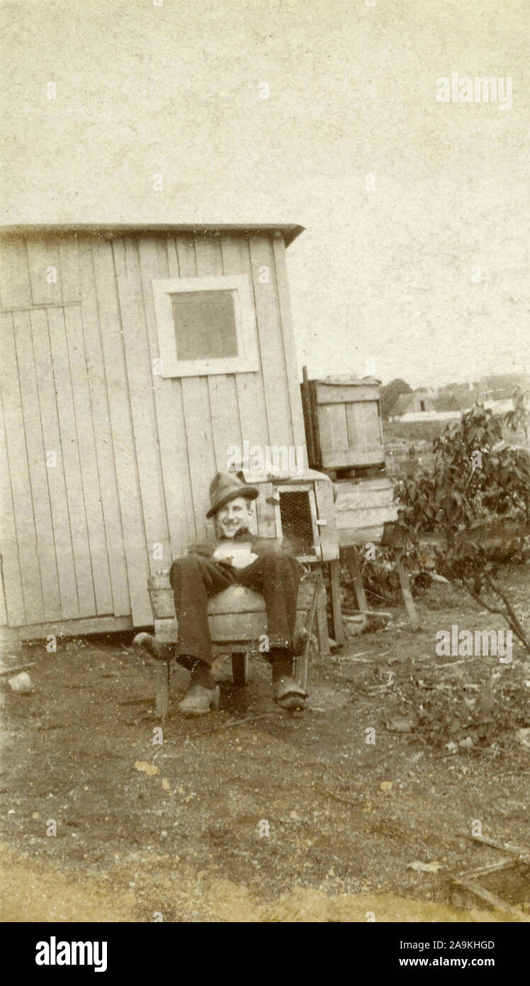 Ein Junge sitzt in einer Schubkarre, Danmark Stockfoto