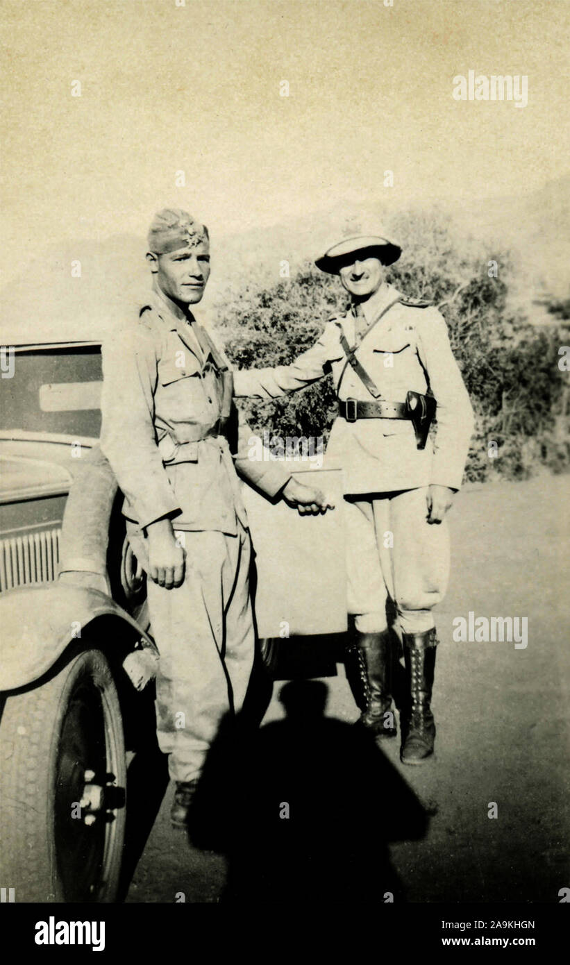 Zwei Soldaten der Italienischen Armee in Uniform kolonialen neben einem Auto Stockfoto