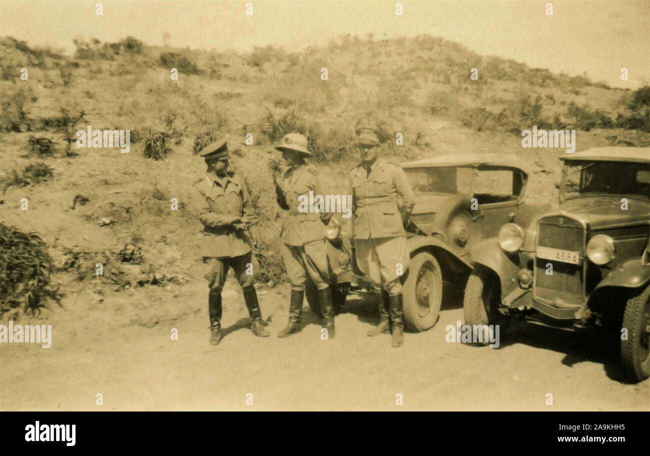 Italienische Armee Soldaten neben Fahrzeugen Stockfoto