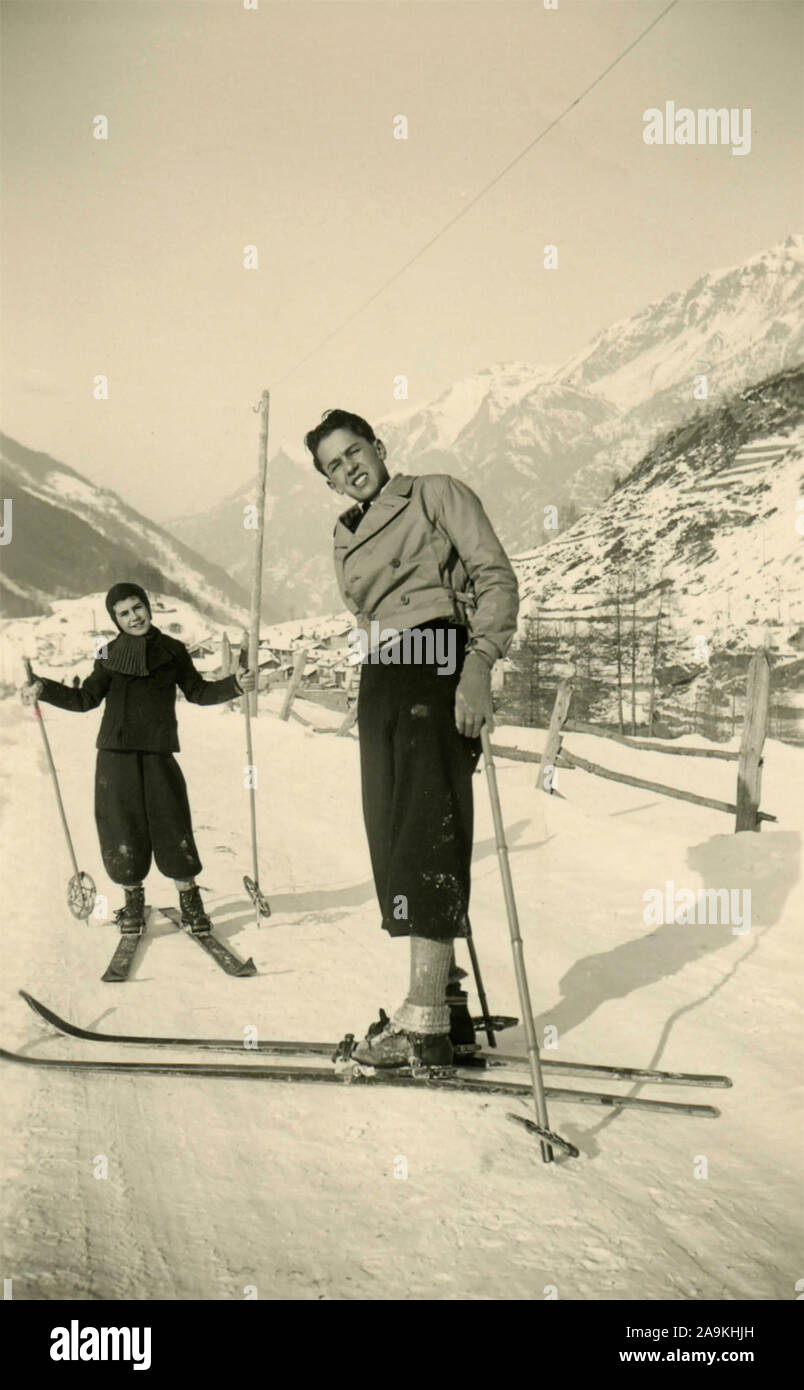 Zwei Jungen auf Skiern, Italien Stockfoto
