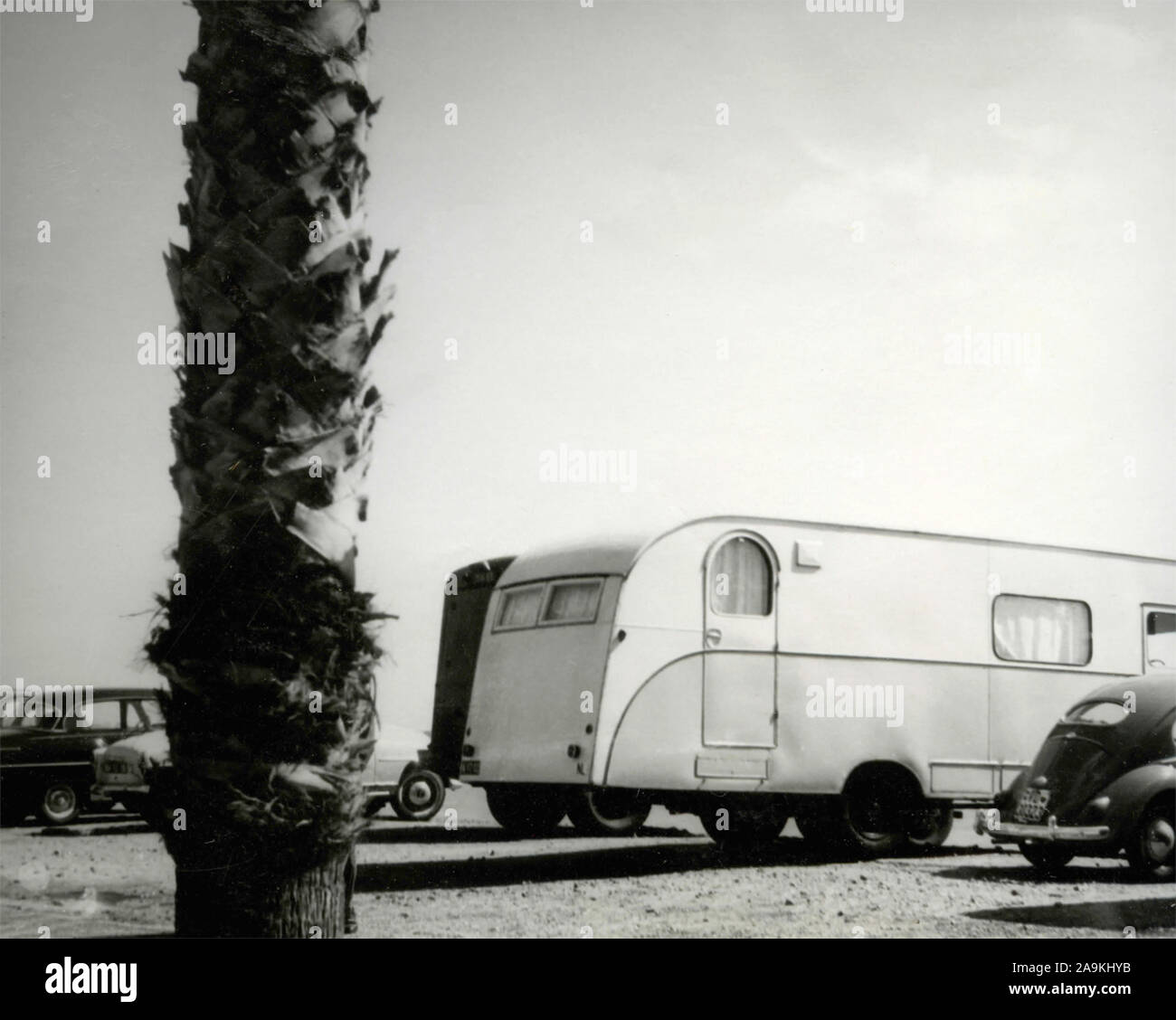 Autos und Wohnwagen abgestellt, Frankreich Stockfoto
