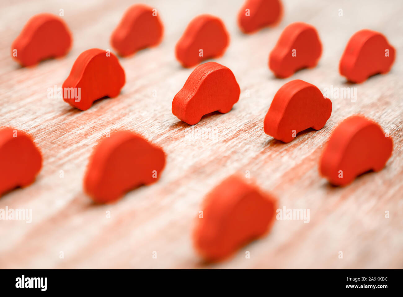 Einstellen der roten Autos auf Holz- Hintergrund. 3D-Druck. Auto Industrie. Auto Versicherung. Viele Spielzeugautos Einstellung in den Zeilen. Autovermietung. Gleiche Chancen Stockfoto