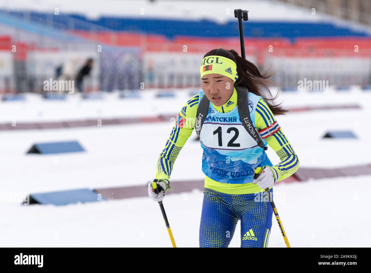 Sportlerin und Reiseschriftstellerin Munkhbat Doljinsuren Mongolei Skifahren auf Abstand biathlon Komplex. Jugend Biathlon Wettbewerbe Ost Cup Stockfoto